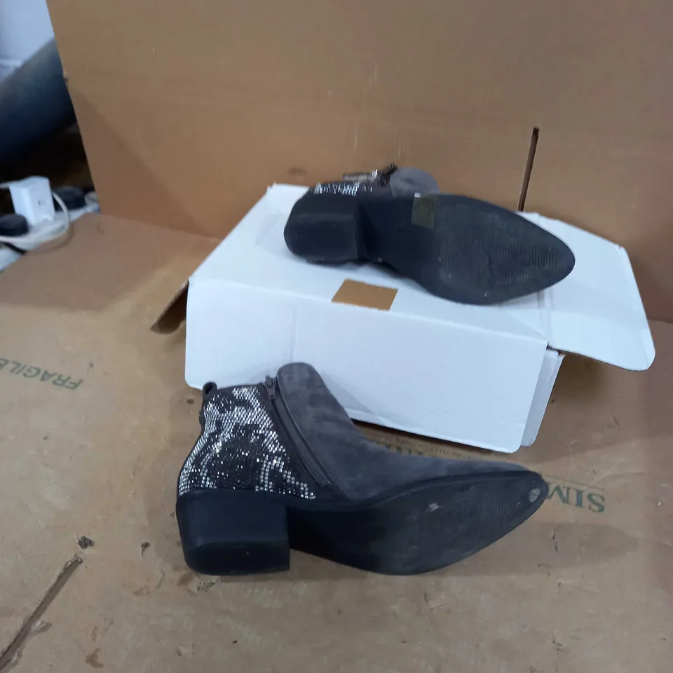 KATREENA ANKLE BOOTS DARK GREY SIZE 4 