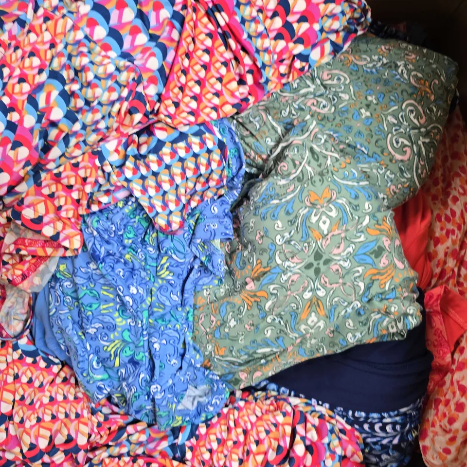 APPROXIMATELY 20 ASSORTED WOMENS CLOTHING PRODUCTS IN VARIOUS SIZES TO INCLUDE DRESSES, SUMMER GOWNS ETC