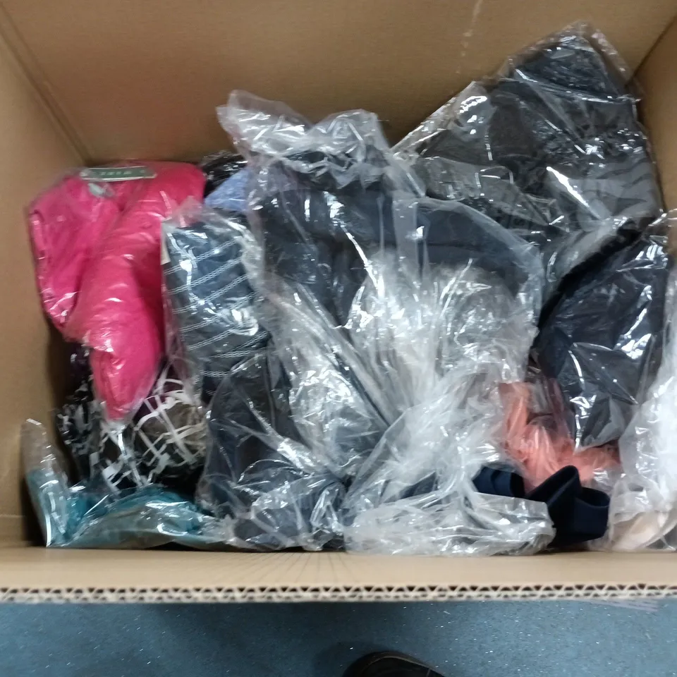 LOT OF APPROXIMATELY 35 ASSORTED CLOTHING ITEMS IN VARIOUS STYLES AND SIZES