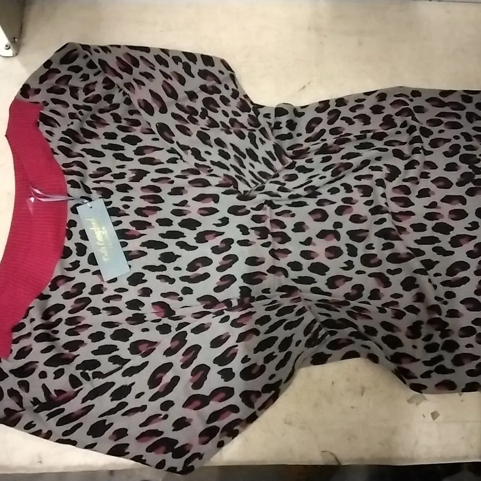 BOX CONTAINING RUTH LANGSFORD SWEATER IN SIZE S , 37 PCS 