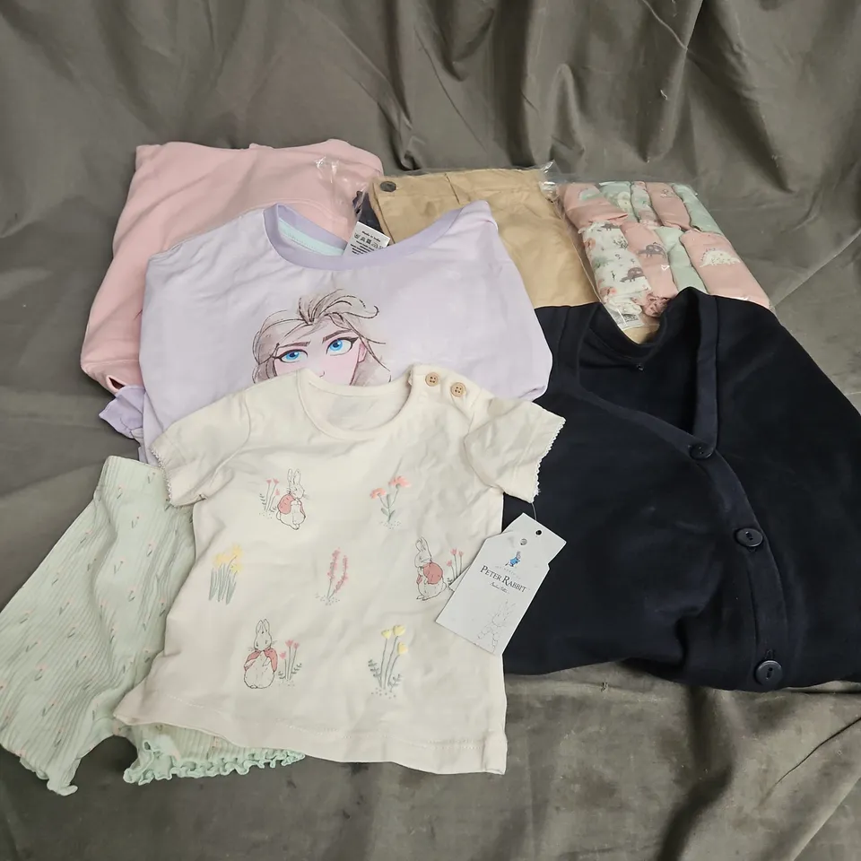 BOX OF APPROXIMATELY 30 ASSORTED KIDS CLOTHING ITEMS TO INCUDE - TOPS, CARDIGAN, SHORTS, ETC