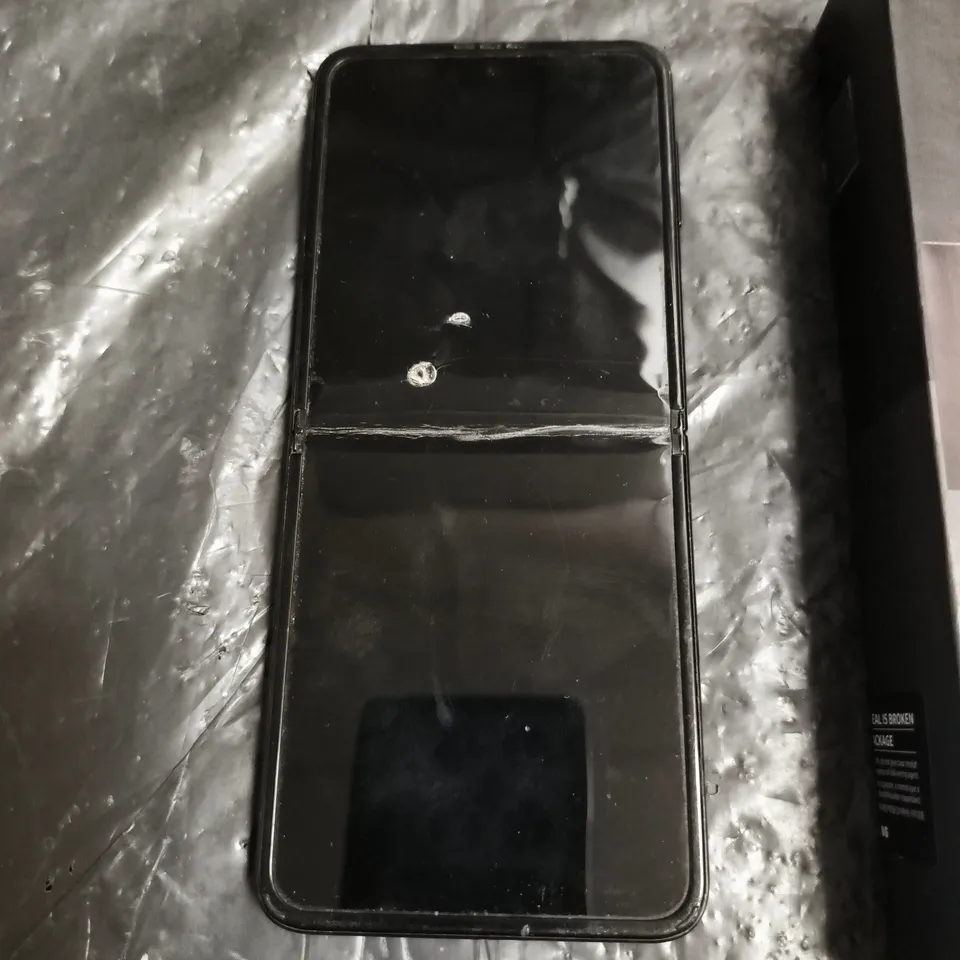 SAMSUNG GALAXY Z FLIP4 SMARTPHONE IN GRAPHITE