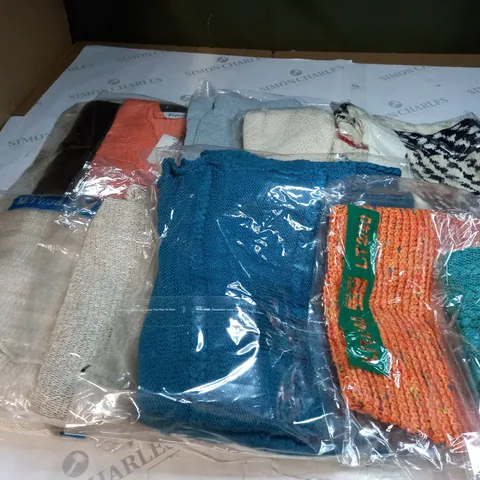APPROX. 10 ASSORTED CLOTHING ITEMS IN VARIOUS COLOURS AND SIZES