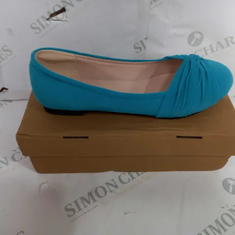 BOXED PAIR OF DESIGNER WOMEN'S SLIP-ON FLAT SHOES IN BLUE - EU SIZE 39