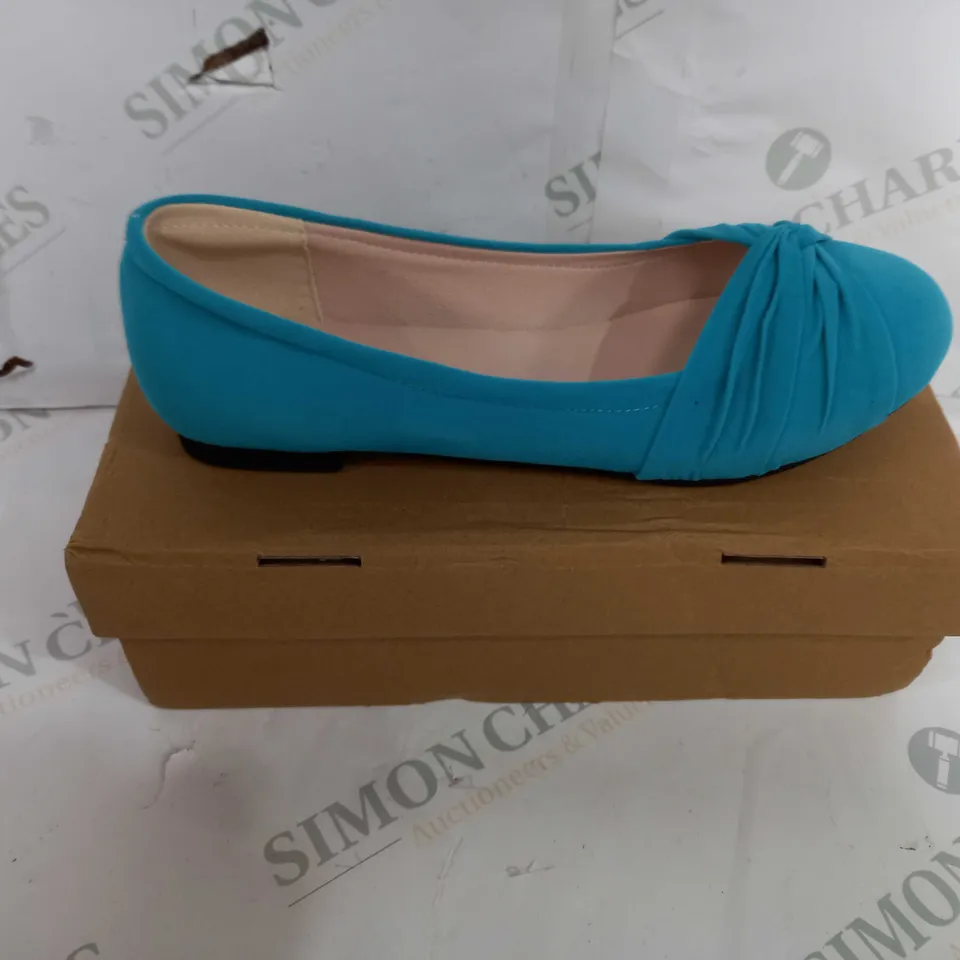 BOXED PAIR OF DESIGNER WOMEN'S SLIP-ON FLAT SHOES IN BLUE - EU SIZE 39