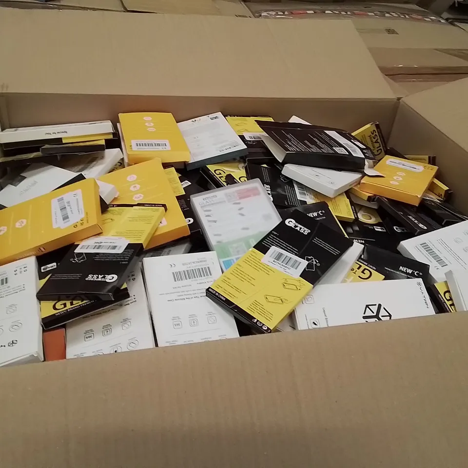 PALLET CONTAINING A LARGE QUANTITY OF PHONE CASES,SCREEN PROTECTORS 