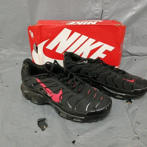 BOXED PAIR OF NIKE AIR MAX PLUS BLACK/RED US 10