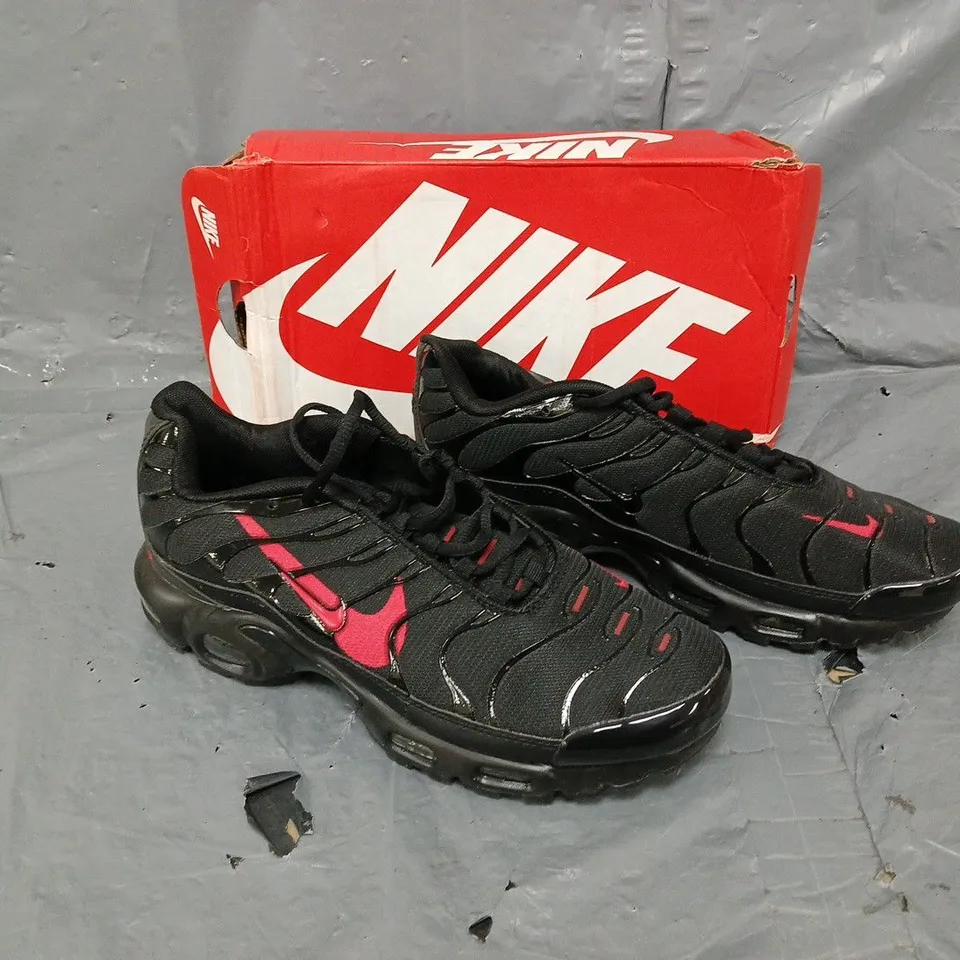 BOXED PAIR OF NIKE AIR MAX PLUS BLACK/RED US 10 