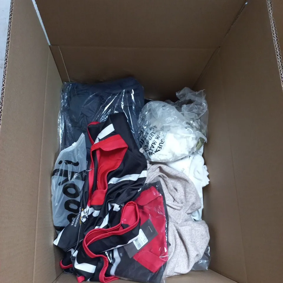 BOX OF APPROXIMATELY 30 ASSORTED CLOTHING ITEMS IN VARIOUS COLOURS, SIZES AND STYLES