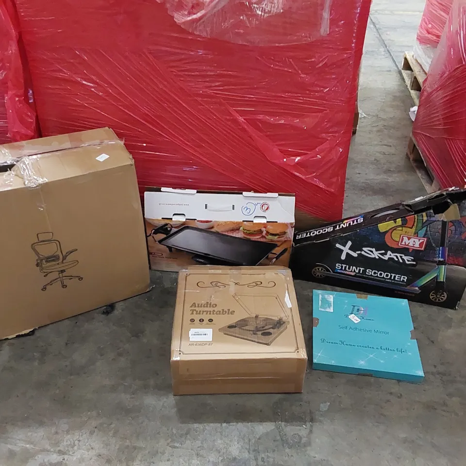 PALLET OF ASSORTED ITEMS INCLUDING: OFFICE CHAIR, GAMING CHAIR, NON-STICK TABLE GRILL, AUDIO TURNTABLE, SELF ADHESIVE MIRROR, STUNT SCOOTER