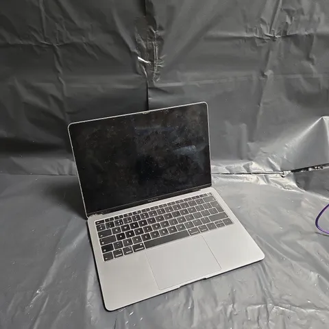 APPLE MACBOOK AIR (13", 2018)