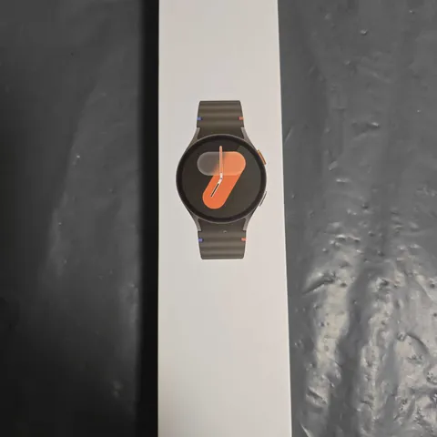 SEALED SAMSUNG GALAXY WATCH 7 IN GREEN - SM-L300NZGAEUA