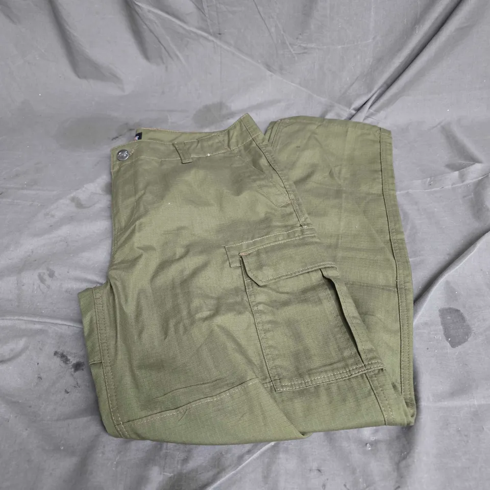 DICKIES CARGO PANTS IN DARK KHAKI SIZE W34