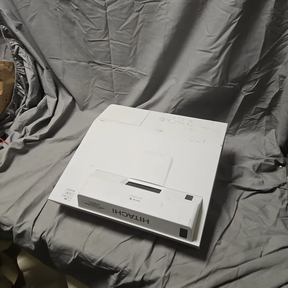 HITACHI CP-AX2505 3LCD PROJECTOR