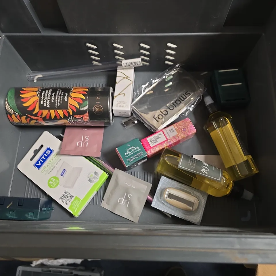 LOT OF APPROXIMATELY 18 ASSORTED HEALTH AND BEAUTY ITEMS TO INCLUDE JUJU DREAMS EYESHADOW, FAB BROWS AND GATINEAU TANNING MITT