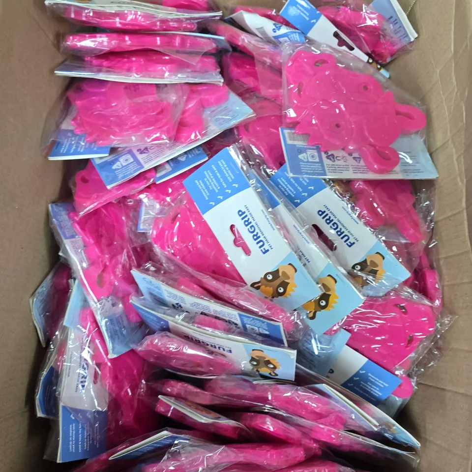 APPROXIMATELY 140 FURGRIP LAUNDRY PET HAIR REMOVERS - HORSE