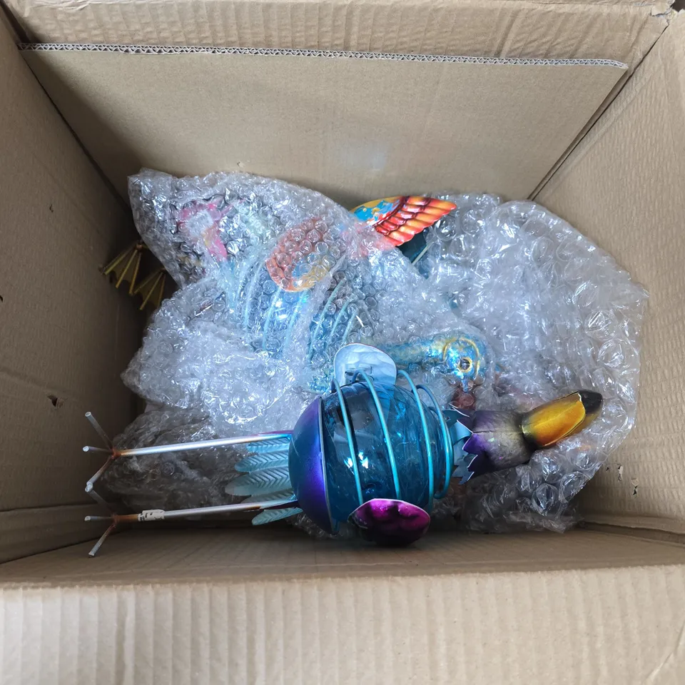 BOX OF APPROXIMATELY 6 COLOURFUL METAL GARDEN BIRD ORNAMENT WITH WIRE CAGE AND GLASS ORB – DECORATIVE SCULPTURE 