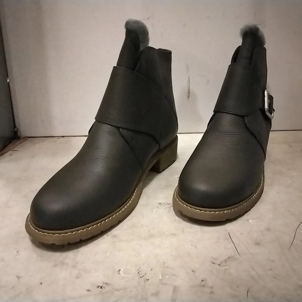 BOXED EMU AUSTRALIA UNISEX BOOTS , OLIVE , SIZE UK 8, 3 PAIRS 