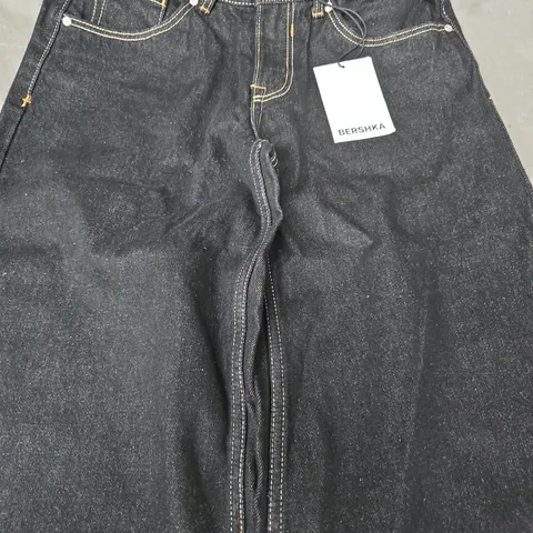 BERSHKA BOYFRIEND JEANS IN BLACK SIZE UK 06 (EU 34)