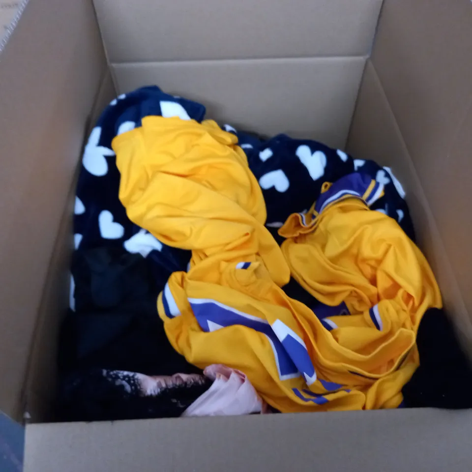 LARGE QUANTITY OF ASSORTED CLOTHING ITEMS TO INCLUDE BOOHOO, MNG AND SUNSPEL