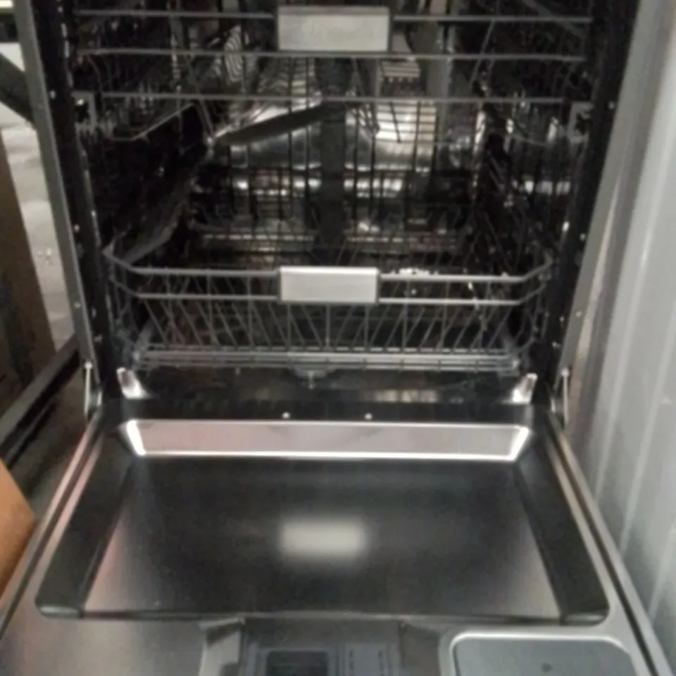 HISENSE HS693C60XADUK FREESTANDING 16-PLACE DISHWASHER WITH WIFI & AUTO DOSE - SILVER