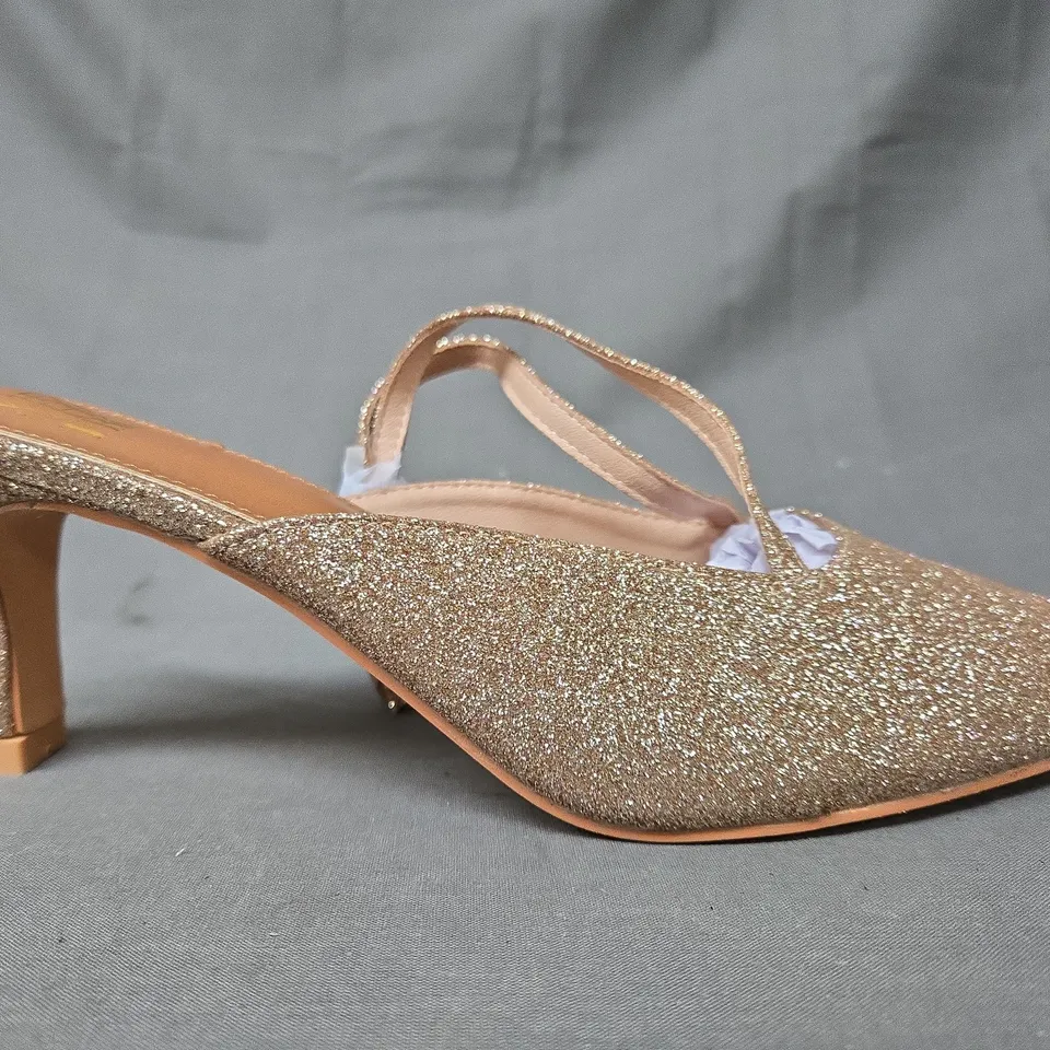 BOXED PAIR OF WHERE'S THAT FROM POINTED TOE HEELED SHOES IN GOLD GLITTER UK SIZE 7