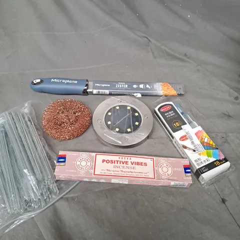 APPROXIMATELY 20 ASSORTED HOUSEHOLD PRODUCTS TO INCLUDE MICROPLANE ZESTER, LED LIGHTS, CAMPING PEGS ETC 