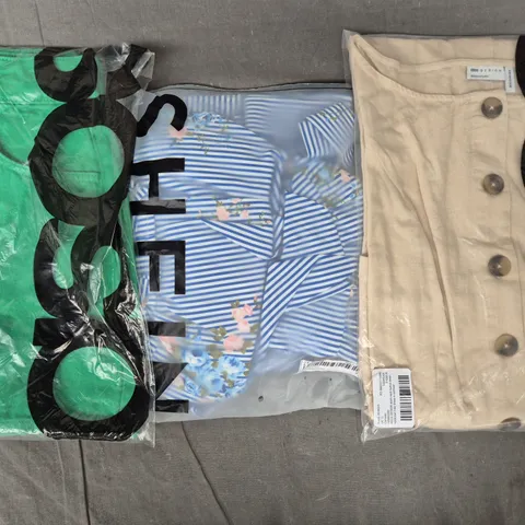 BOX OF APPROXIMATELY 20 ASSORTED CLOTHING AND FASHION ITEMS IN VARIOUS STYLES, SIZES, AND COLOURS - COLLECTION ONLY