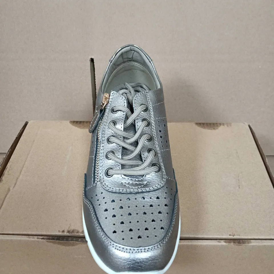 BOXED PAIR OF WOMENS METALLIC SILVER TRAINERS 6
