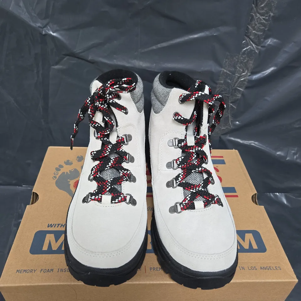BOXED PAIR OF BOBS BY SKECHERS WOMENS HIKING BOOTS - UK SIZE 7