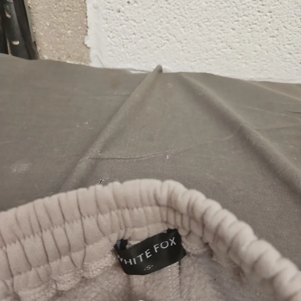 WHITE FOX WOMEN'S HOODIE AND JOGGERS , SIZE S