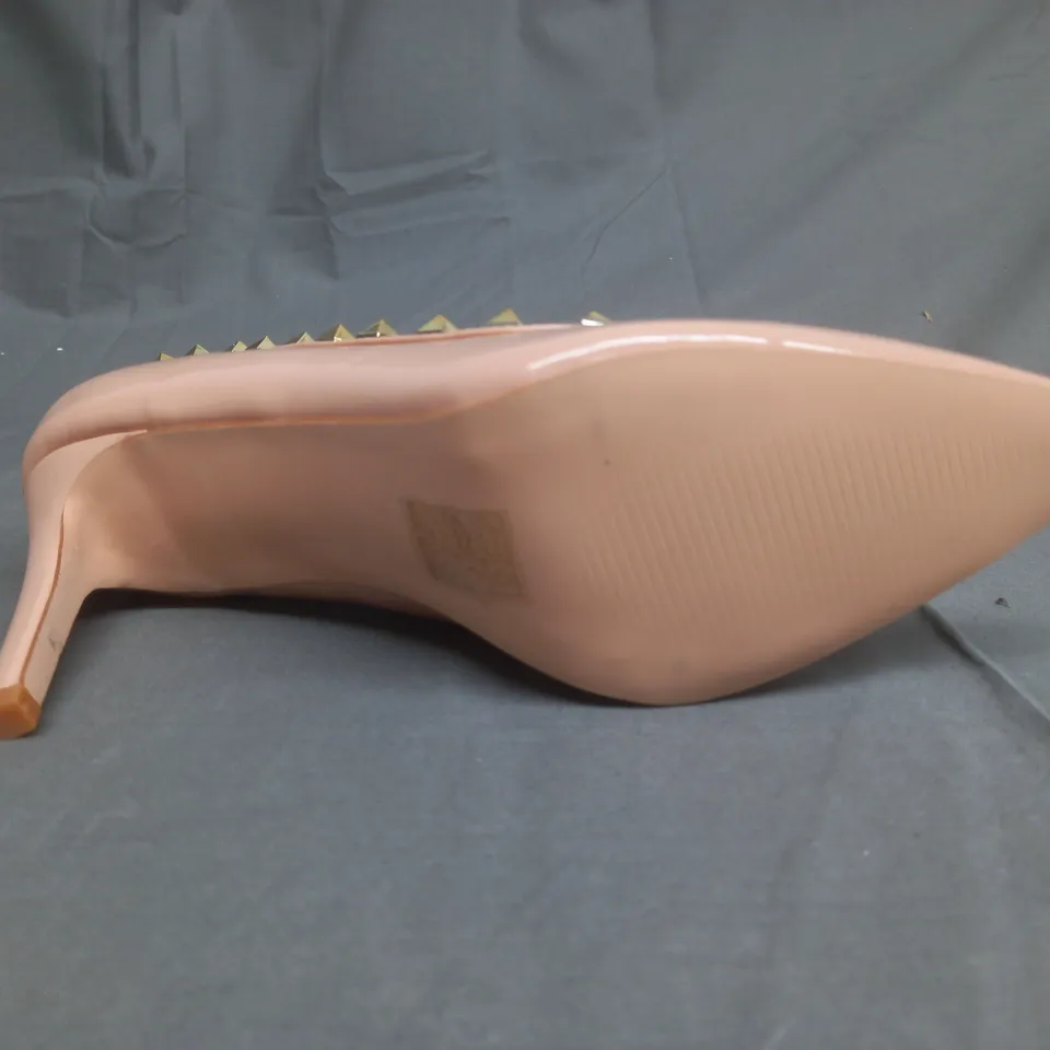 BOXED PAIR OF DESIGNER STILETTOS IN SALMON WITH GOLD STUD EMBELLISHMENT SIZE UK 7