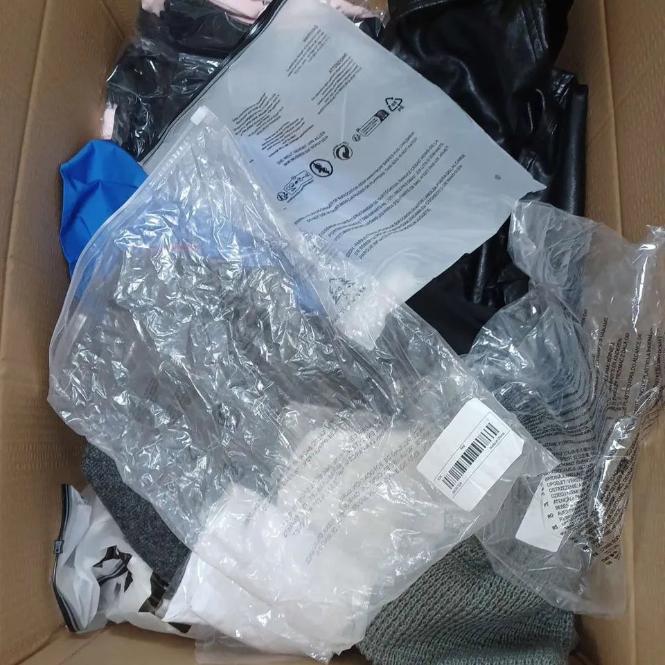 BOX OF APPROXIMATELY 22 ASSORTED CLOTHING ITEMS TO INCLUDE - BAG , DRESS , JEANS ETC