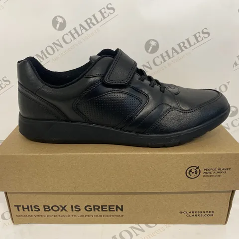 BOXED PAIR OF CLARKS BLACK SHOES SIZE 5.5G