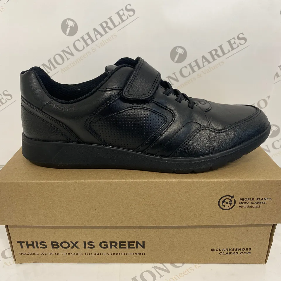 BOXED PAIR OF CLARKS BLACK SHOES SIZE 5.5G