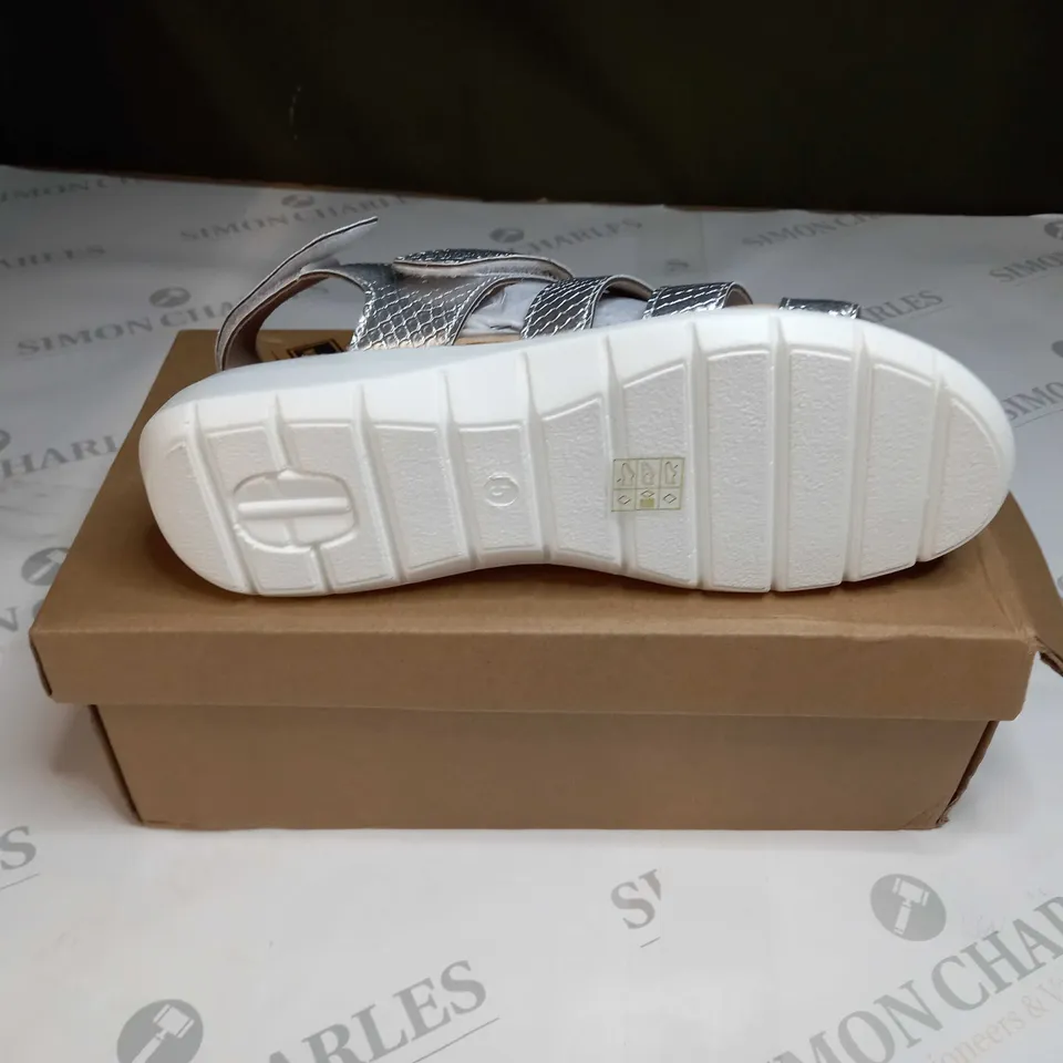 BOXED PAIR OF CUSHION WALK ONE TOUCH CLOSE SANDALS IN SILVER - SIZE 5