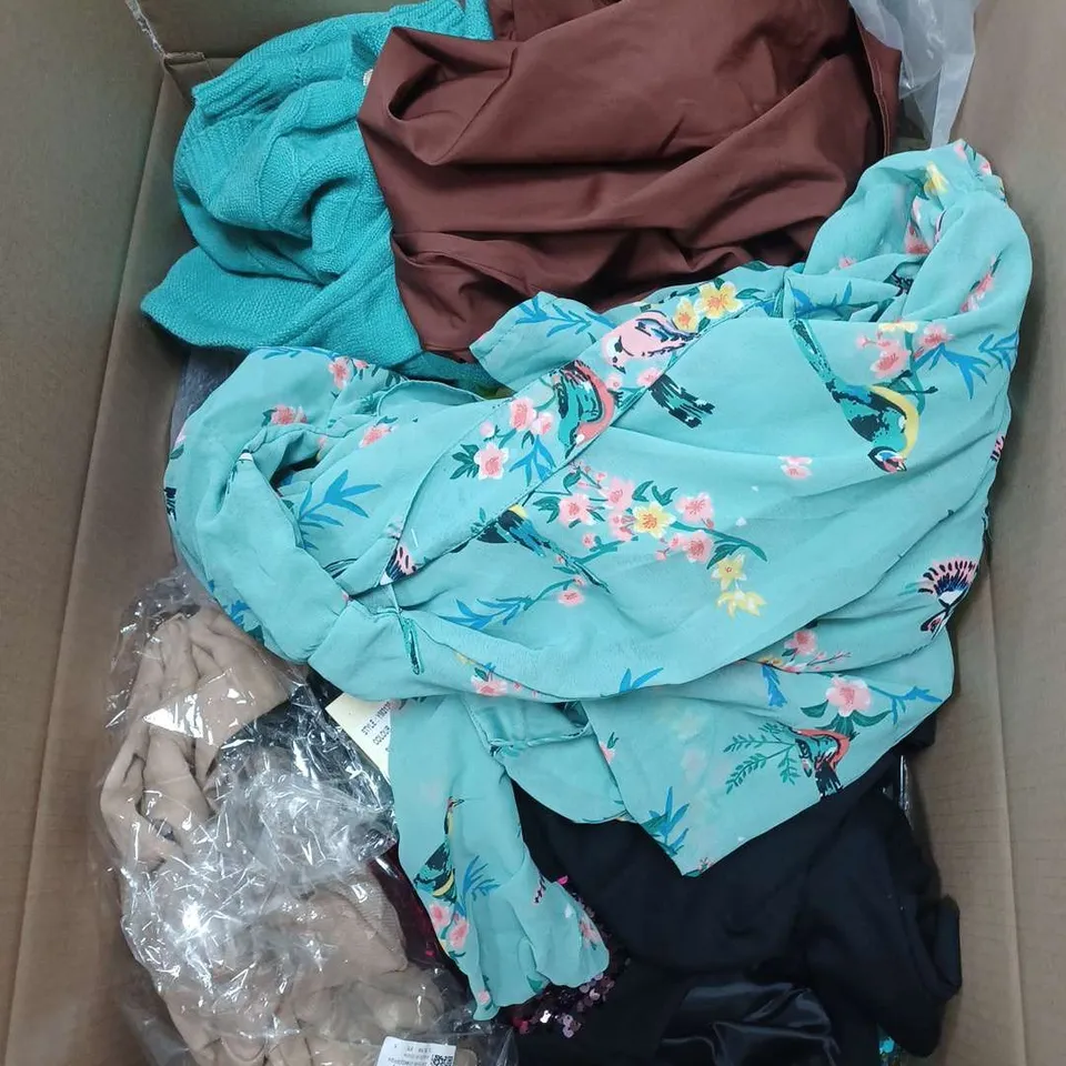 BOX OF APPROXIMATELY 22 ASSORTED CLOTHING ITEMS TO INCLUDE - HAT , GLOVES , JUMPER ETC