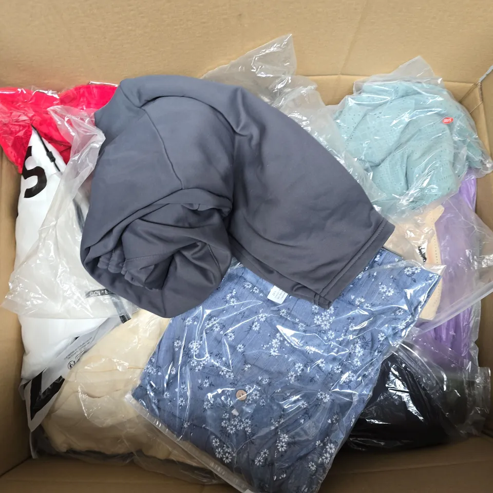 APPROXIMATELY 30 ASSORTED CLOTHING ITEMS IN VARIOUS SIZES, STYLES & COLOURS TO INCLUDE JEANS, SHIRTS, TOPS, ETC - COLLECTION ONLY