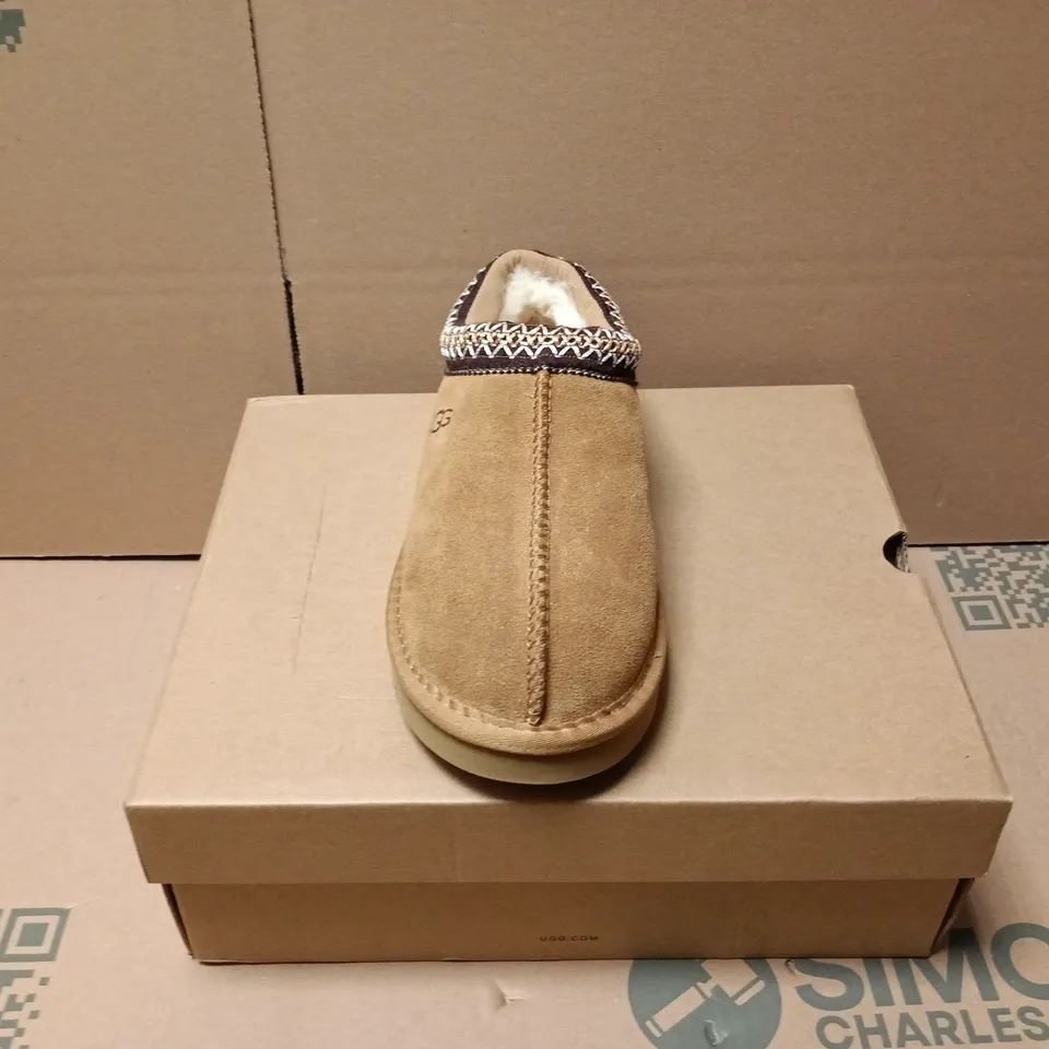 BOXED PAIR OF UGG WOMENS DAKOTA IN BROWN - UK 6