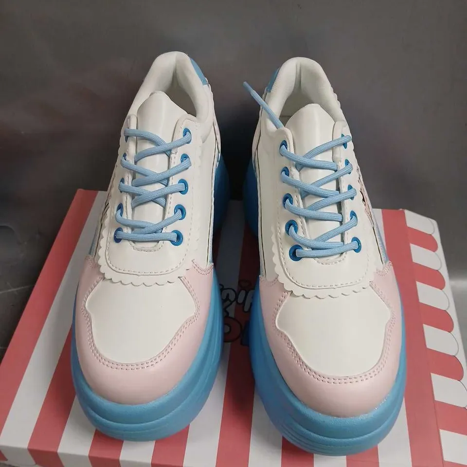BOXED KOI X KETNIPZ BEAN SAYS HI CHUNKY TRAINERS BLUE SIZE 6 WITH SOCKS