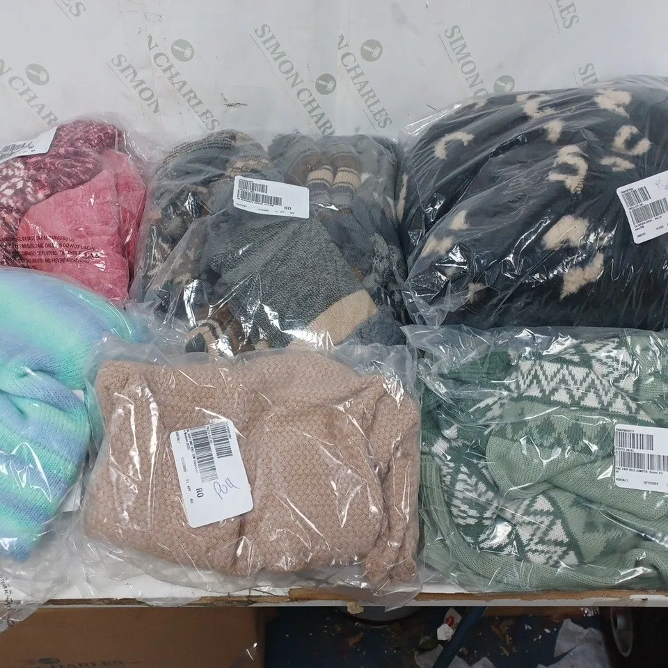LARGE QUANTITY OF ASSORTED CLOTHING TO INCLUDE SOCKS, JUMPERS, CARDIGANS, ETC