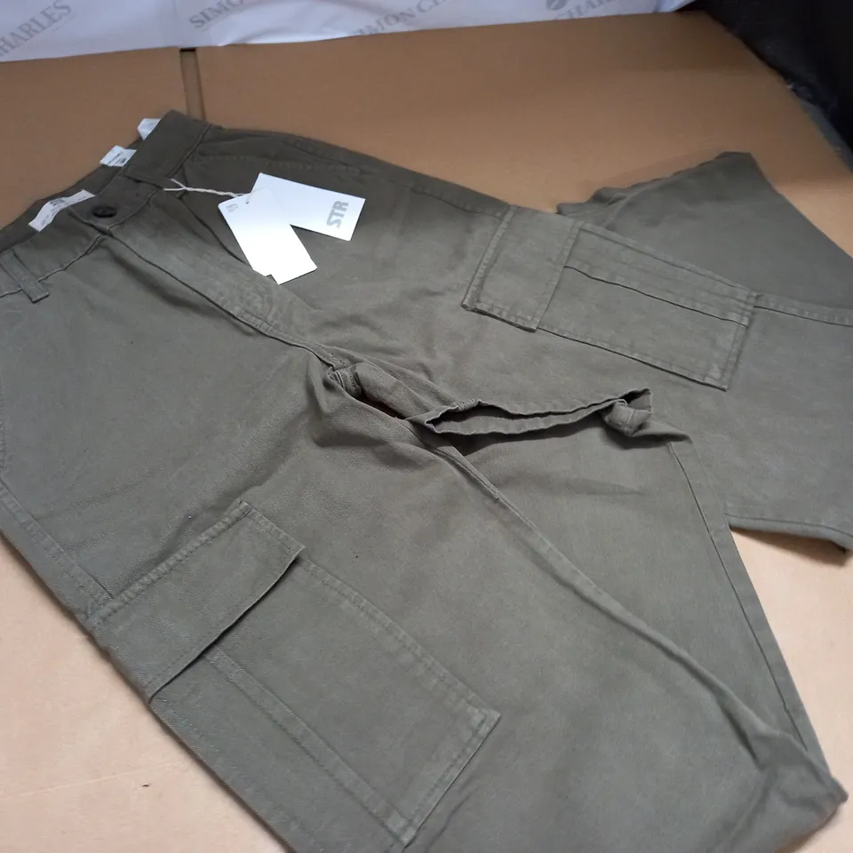 STRADIVARIUS PETITE STRAIGHT LEG CARGO PANTS IN KHAKI - UK 6
