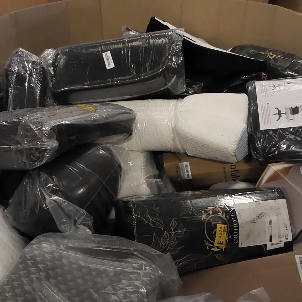 PALLET OF ASSORTED ITEMS INCLUDING: PILLOWS, DRAFT STOPPER, CUSHIONS 