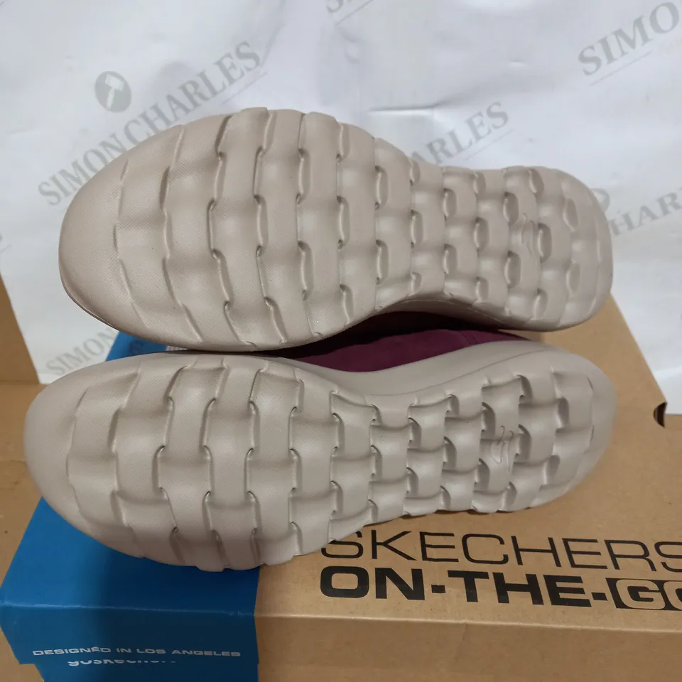 SKECHERS ON THE GO ZIP ANKLE BOOTS, BURGUNDY - SIZE 6.5