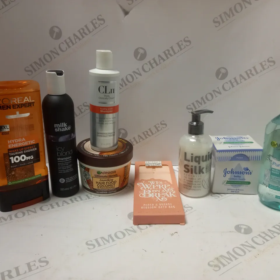 LOT OF ASSORTED COSMETIC ITEMS TO INCLUDE SHOWER GEL, BATH BOMBS AND VARIOUS SHAMPOOS