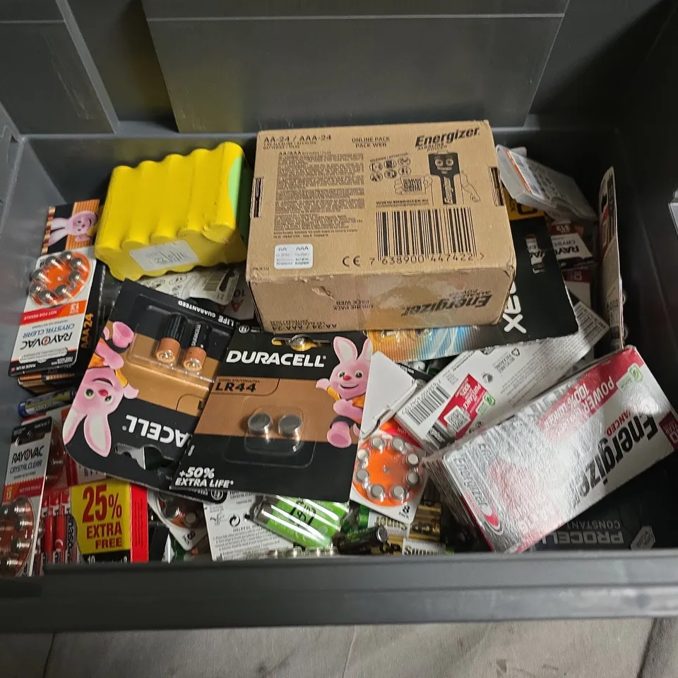 APPROXIMATELY 30 ASSORTED BATTERY PRODUCTS TO INCLUDE DURACELL, ENERGIZER AND PANASONIC