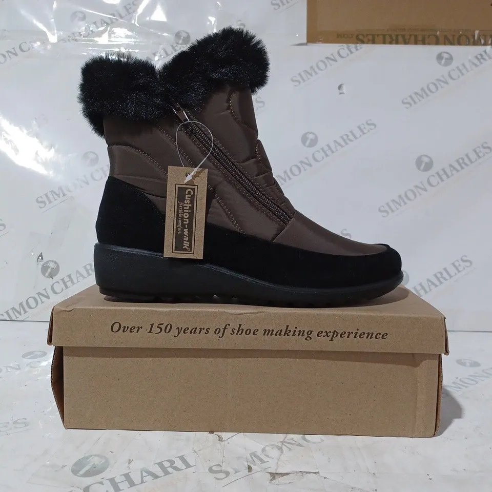 BOXED PAIR OF CUSHION-WALK FAUX FUR LINED ANKLE BOOTS IN BROWN SIZE 7