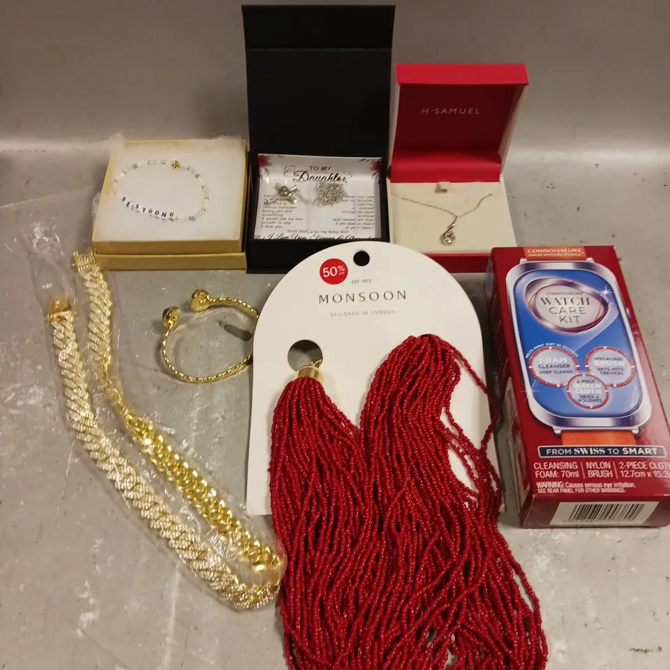 APPROXIMATELY 30 ASSORTED JEWELLERY PRODUCTS TO INCLUDE EARRINGS, NECKLACES, BRACELETS ETC 