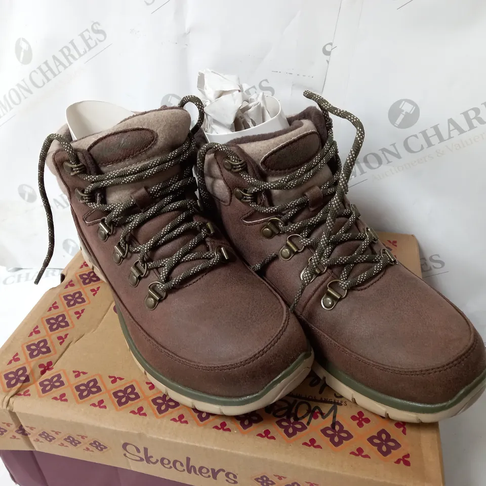 BOXED SKECHERS SYNERGY WARM TECH BOOTS, BROWN - SIZE 5.5