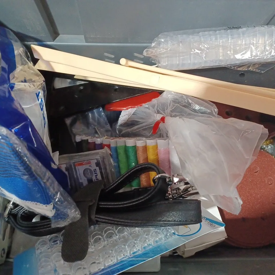 GROUP OF ASSORTED HOUSEHOLD ITEMS 